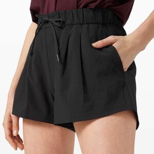 LULULEMON STROLL AT SUNDOWN MID RISE 3’ SHORT // SIZE 18 // BLACK // GENTLY WORN
